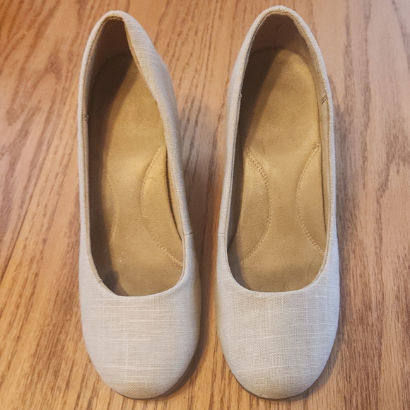 AEROSOLES Cream Wedge Heels - Picture 4 of 10